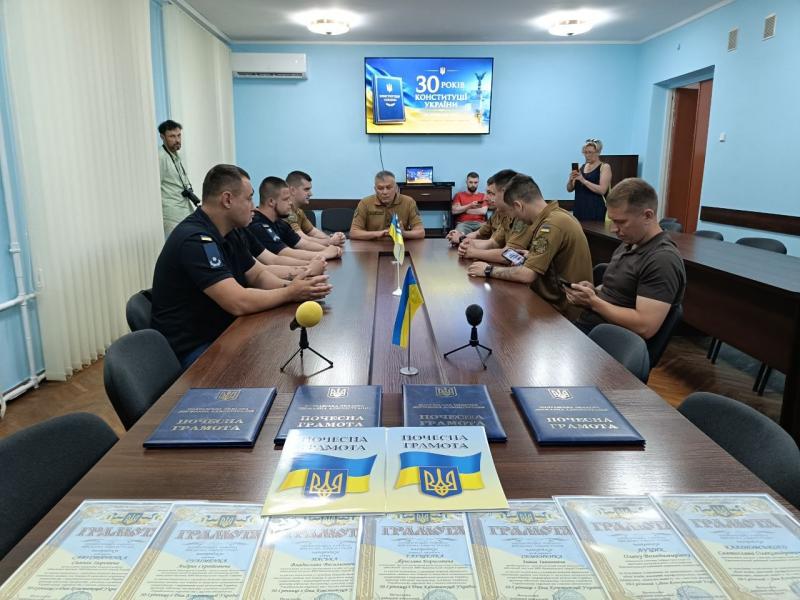 «Була чергова важка ніч»: після ворожої атаки у Кременчуцькій РВА відзначили Захисників і працівників підприємств з нагоди Дня Конституції