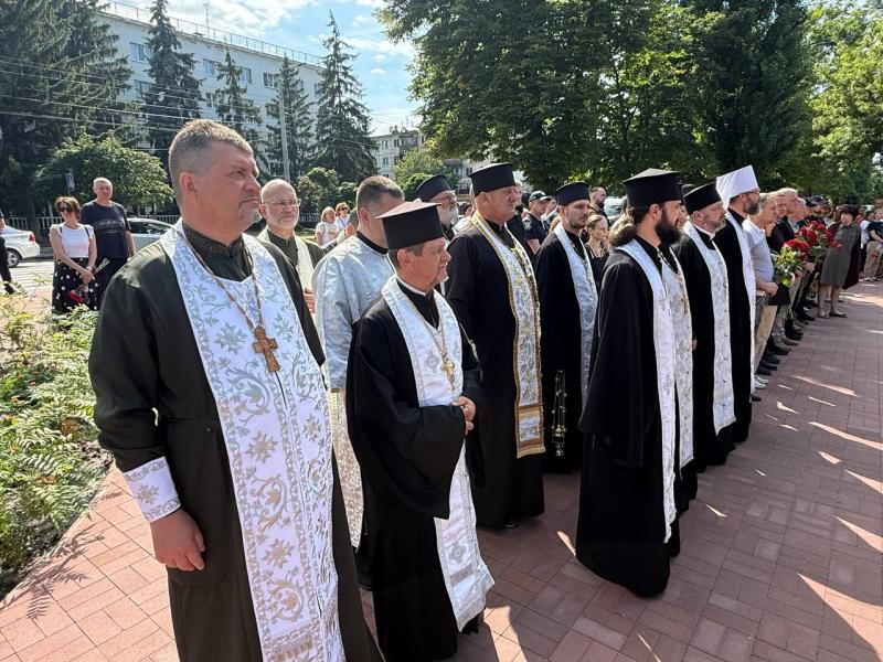 22 металеві стрижні — 22 обірвані життя: у Кременчуці вшанували пам'ять загиблих у «Амсторі»