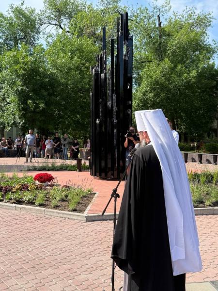 22 металеві стрижні — 22 обірвані життя: у Кременчуці вшанували пам'ять загиблих у «Амсторі»