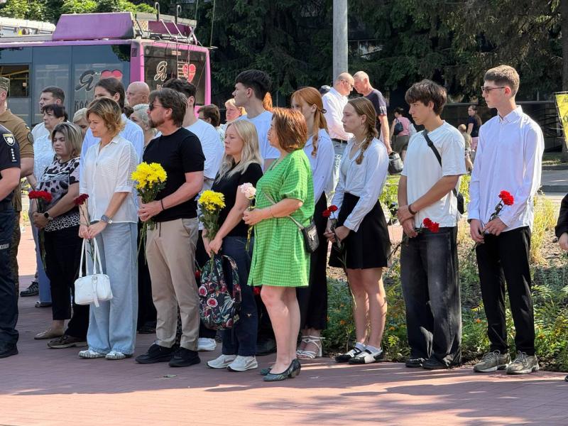 22 металеві стрижні — 22 обірвані життя: у Кременчуці вшанували пам'ять загиблих у «Амсторі»