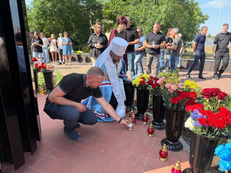 22 металеві стрижні — 22 обірвані життя: у Кременчуці вшанували пам'ять загиблих у «Амсторі»
