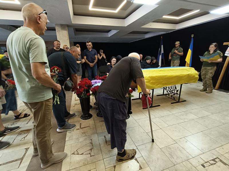 «Немає таких слів, які можуть загоїти рани»: у Кременчуці попрощалися із Владиславом Ващенком, який загинув два роки тому на День Незалежності України