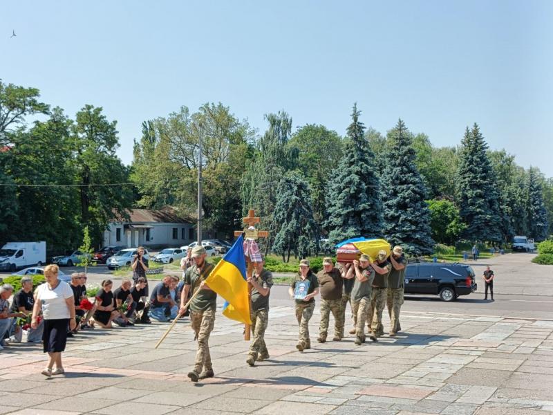 «Немає таких слів, які можуть загоїти рани»: у Кременчуці попрощалися із Владиславом Ващенком, який загинув два роки тому на День Незалежності України