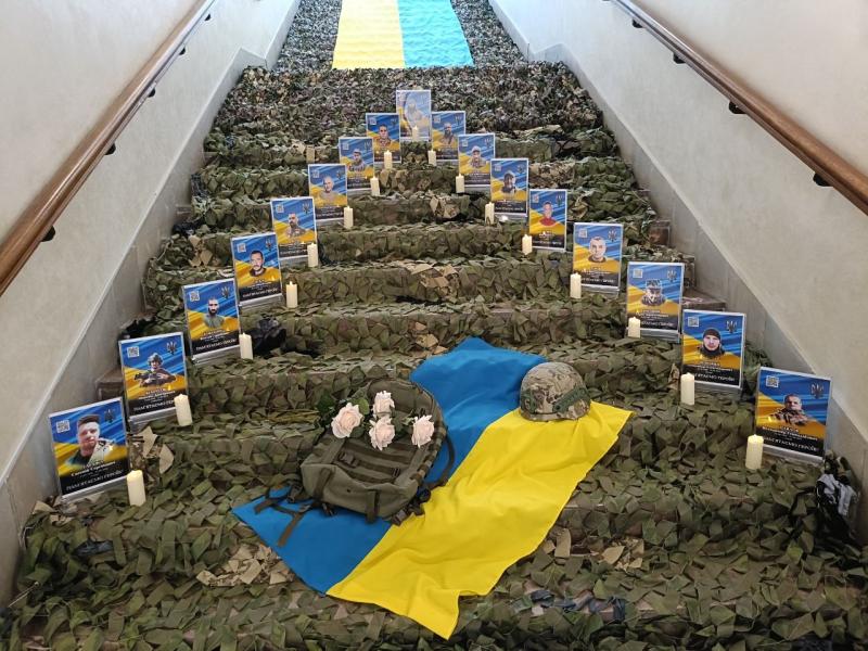 «Щоб громада пам’ятала»: у Кременчуці родинам 17 полеглих воїнів вручили відзнаки «Захисник України — Герой Кременчука» (посмертно)