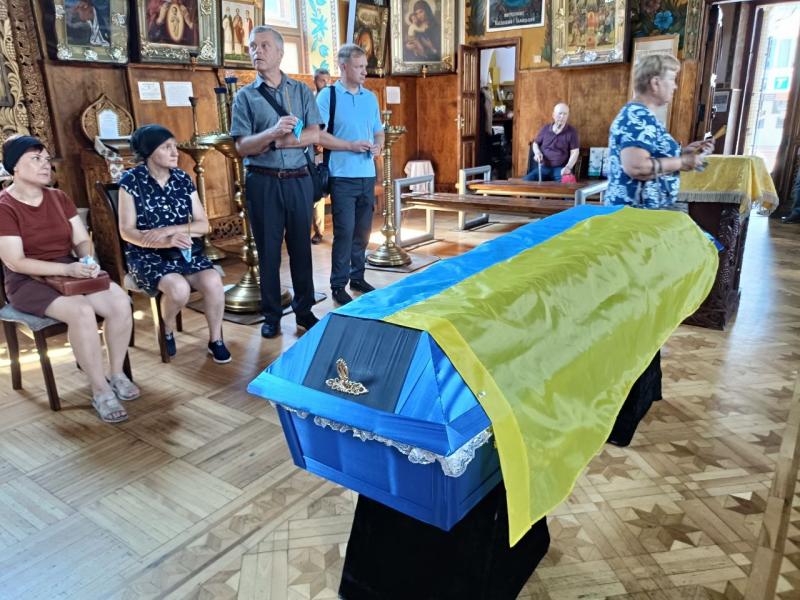 «Він вважав, що має бути там, де потрібен»: Кременчук попрощався із Захисником Олександром Кісіним, який майже два роки вважався безвісти зниклим