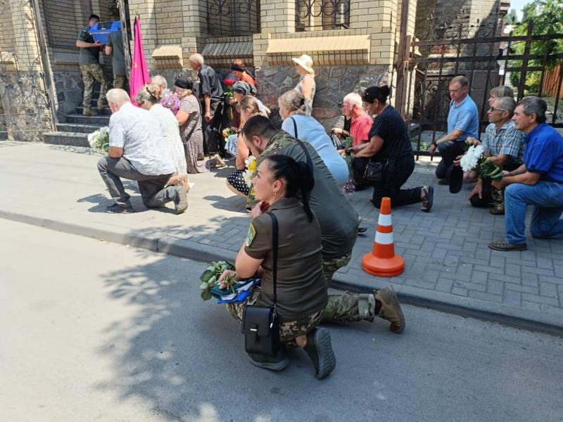 «Він вважав, що має бути там, де потрібен»: Кременчук попрощався із Захисником Олександром Кісіним, який майже два роки вважався безвісти зниклим