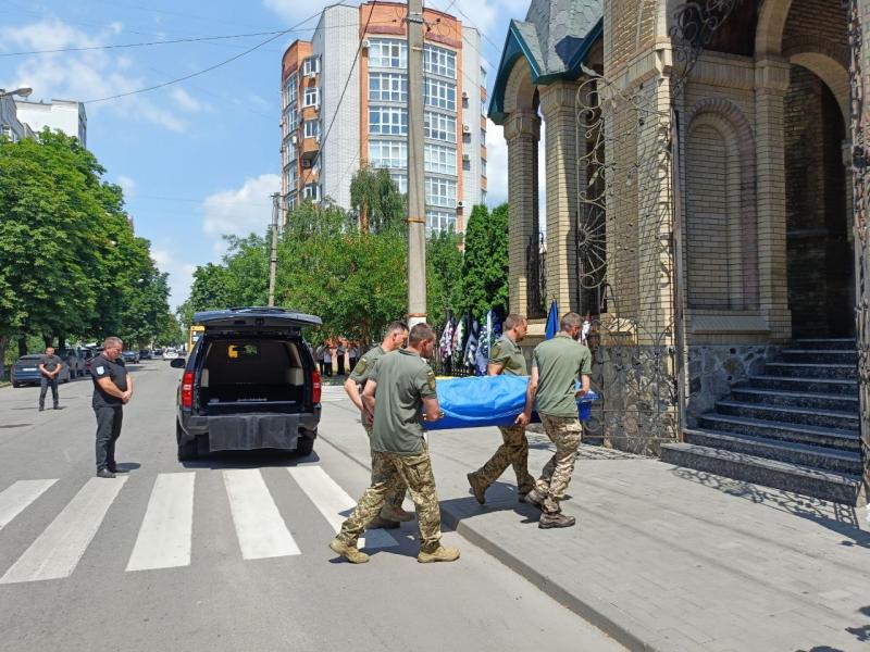 «Він вважав, що має бути там, де потрібен»: Кременчук попрощався із Захисником Олександром Кісіним, який майже два роки вважався безвісти зниклим