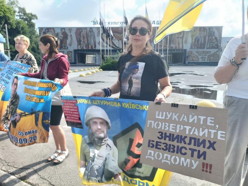 «Я нічого про нього не знаю. Але не втрачаю надії»: у Кременчуці пройшла акція на підтримку військовополонених і зниклих безвісти