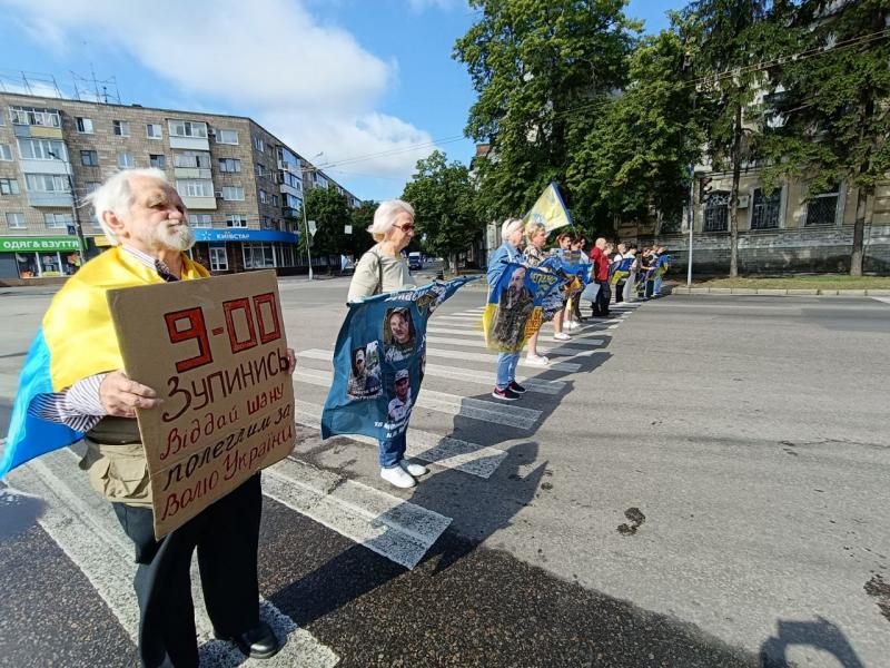 «Я нічого про нього не знаю. Але не втрачаю надії»: у Кременчуці пройшла акція на підтримку військовополонених і зниклих безвісти