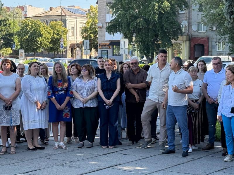 До Дня Української Державності у Кременчуці біля мерії згадали князів, козаків та сучасних захисників України