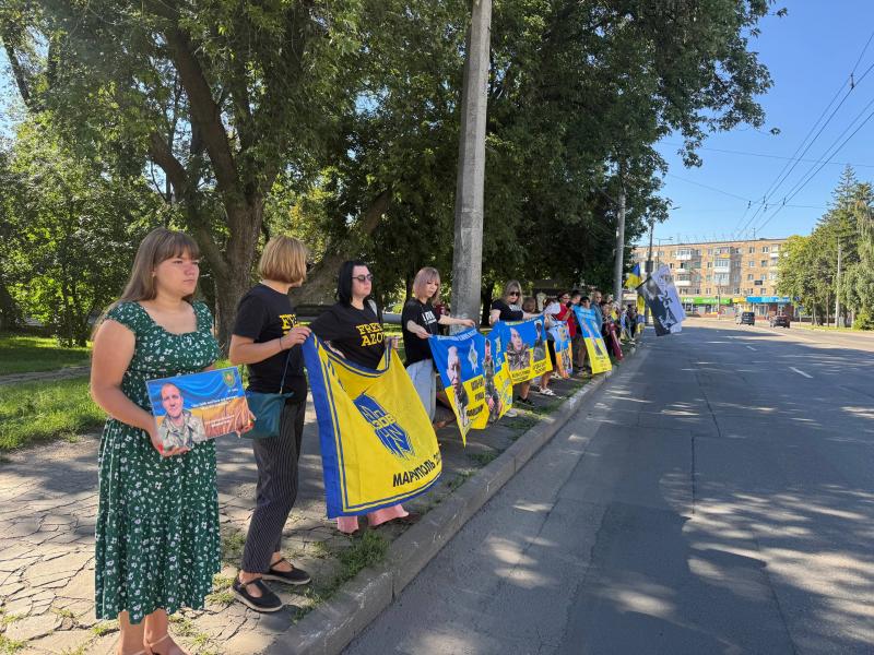 «Ми робимо все, щоб тема полонених була на слуху»: у Кременчуці пройшла акція-нагадування про військовополонених і зниклих безвісти