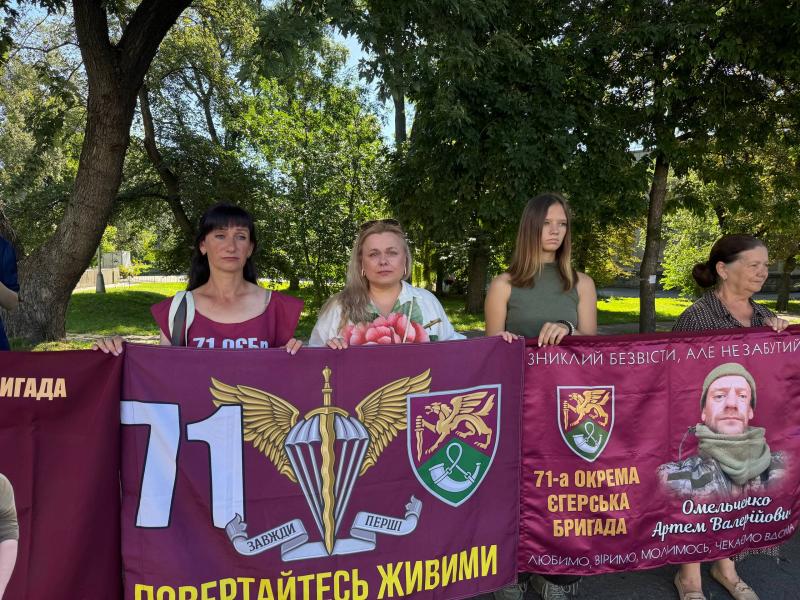 «Ми робимо все, щоб тема полонених була на слуху»: у Кременчуці пройшла акція-нагадування про військовополонених і зниклих безвісти