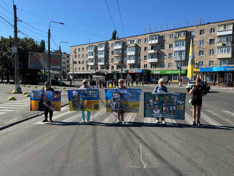 «Ми робимо все, щоб тема полонених була на слуху»: у Кременчуці пройшла акція-нагадування про військовополонених і зниклих безвісти