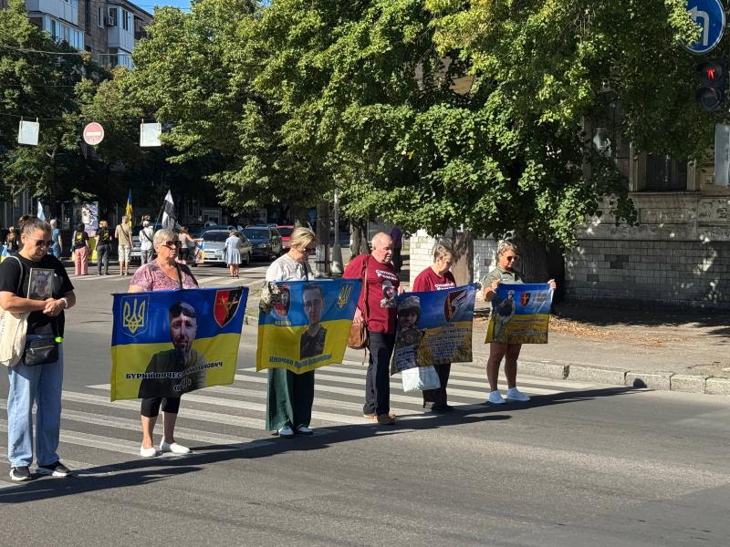 «Ми робимо все, щоб тема полонених була на слуху»: у Кременчуці пройшла акція-нагадування про військовополонених і зниклих безвісти
