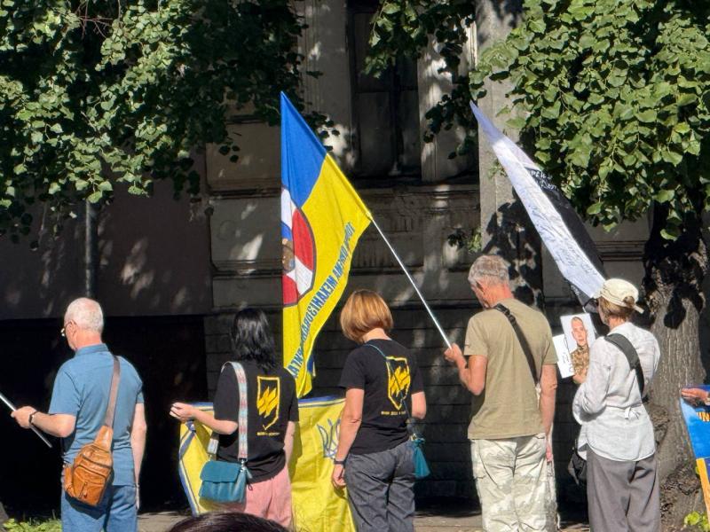 «Ми робимо все, щоб тема полонених була на слуху»: у Кременчуці пройшла акція-нагадування про військовополонених і зниклих безвісти