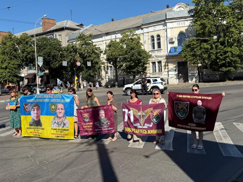 «Ми робимо все, щоб тема полонених була на слуху»: у Кременчуці пройшла акція-нагадування про військовополонених і зниклих безвісти
