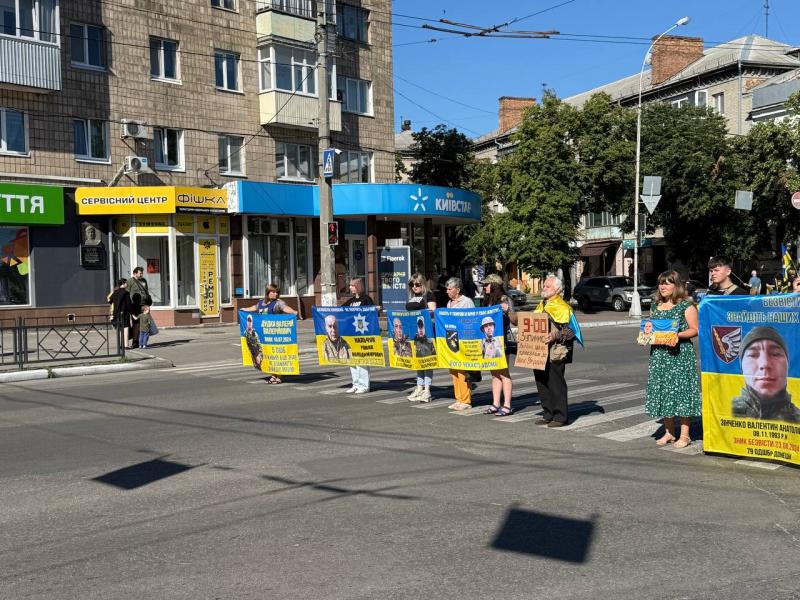 «Ми робимо все, щоб тема полонених була на слуху»: у Кременчуці пройшла акція-нагадування про військовополонених і зниклих безвісти