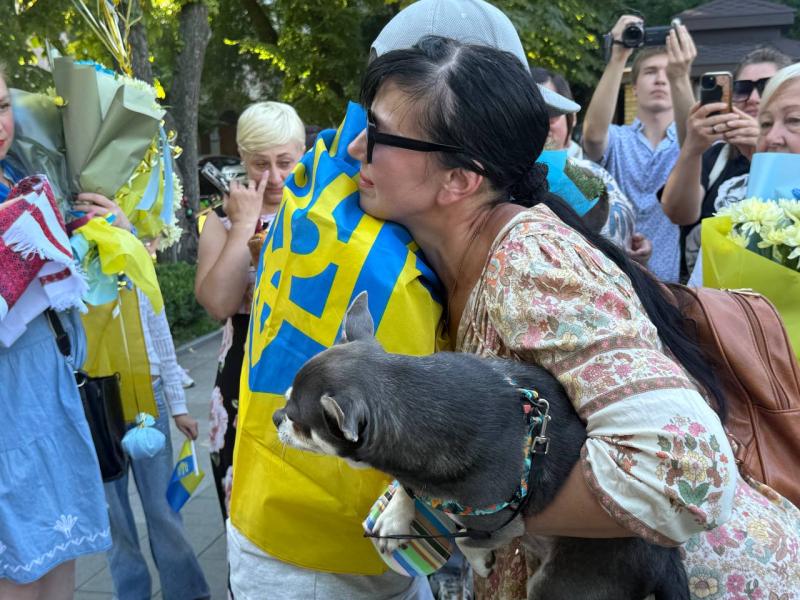«Війна скоро закінчиться, Україна переможе. Я знаю це»: у Кременчуці громада тепло зустріла звільненого з полону захисника