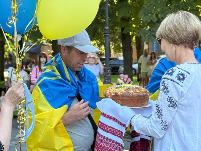 «Війна скоро закінчиться, Україна переможе. Я знаю це»: у Кременчуці громада тепло зустріла звільненого з полону захисника