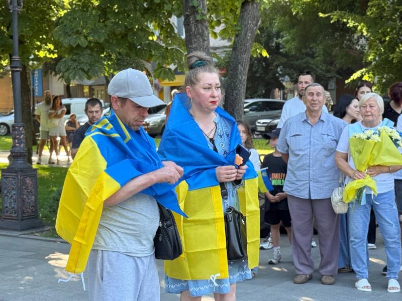 «Війна скоро закінчиться, Україна переможе. Я знаю це»: у Кременчуці громада тепло зустріла звільненого з полону захисника
