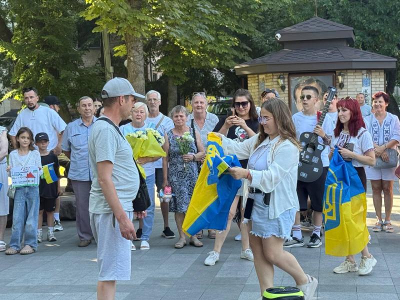 «Війна скоро закінчиться, Україна переможе. Я знаю це»: у Кременчуці громада тепло зустріла звільненого з полону захисника