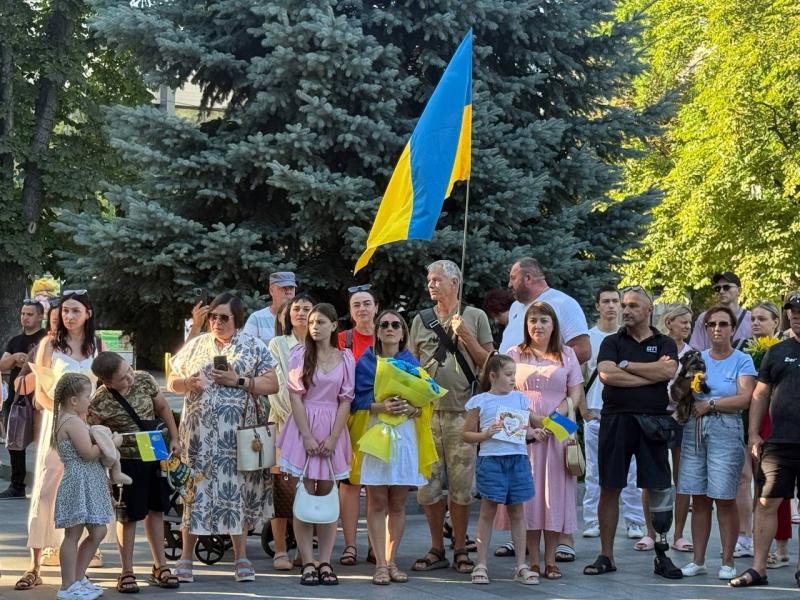 «Війна скоро закінчиться, Україна переможе. Я знаю це»: у Кременчуці громада тепло зустріла звільненого з полону захисника