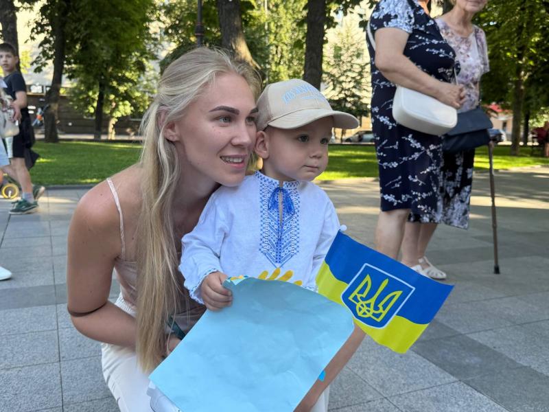 «Війна скоро закінчиться, Україна переможе. Я знаю це»: у Кременчуці громада тепло зустріла звільненого з полону захисника
