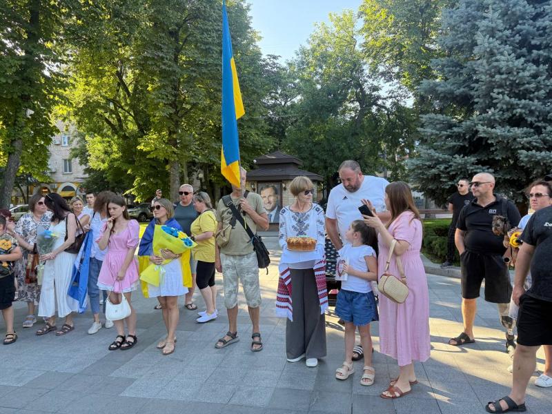 «Війна скоро закінчиться, Україна переможе. Я знаю це»: у Кременчуці громада тепло зустріла звільненого з полону захисника