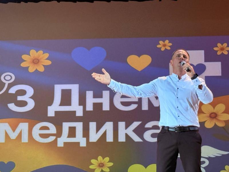 «Ви рятуєте життя щодня»: у Кременчуці урочисто привітали медичних працівників