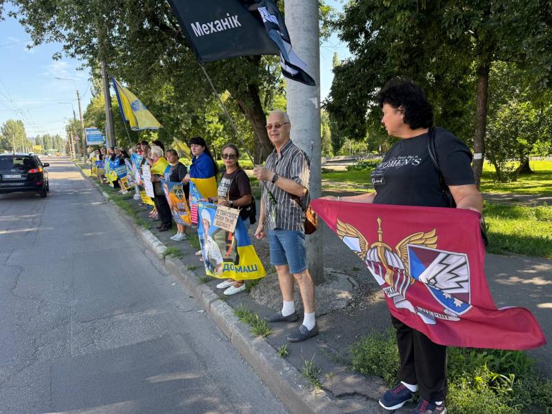 «Азовців майже не повертають»: у Кременчуці пройшла акція-нагадування про військовополонених