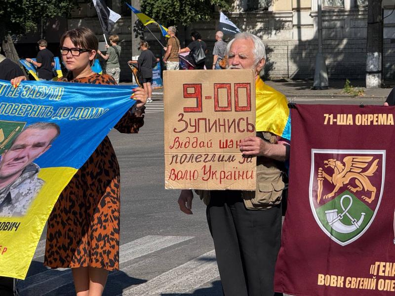 «Азовців майже не повертають»: у Кременчуці пройшла акція-нагадування про військовополонених
