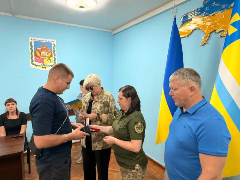 «Імена наших Героїв ніколи не будуть забуті»: у Кременчуці родинам захисників вручили державні й відомчі нагороди
