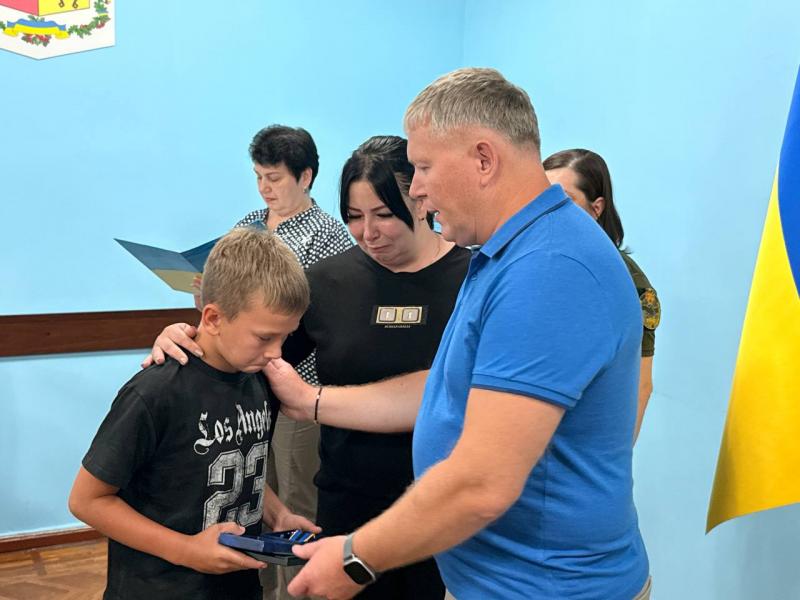 «Імена наших Героїв ніколи не будуть забуті»: у Кременчуці родинам захисників вручили державні й відомчі нагороди