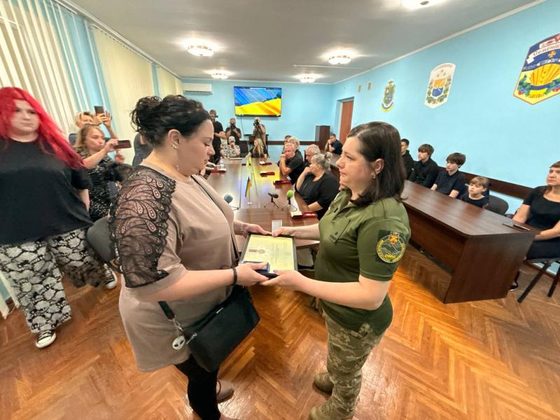 «Імена наших Героїв ніколи не будуть забуті»: у Кременчуці родинам захисників вручили державні й відомчі нагороди