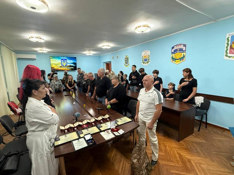 «Імена наших Героїв ніколи не будуть забуті»: у Кременчуці родинам захисників вручили державні й відомчі нагороди