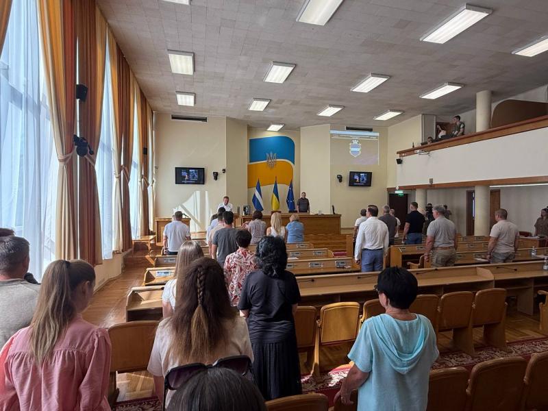 На сесію без дрес-коду: депутати Кременчуцької міськради прийшли у футболках, а Малецький та Порчирян — у білих сорочках