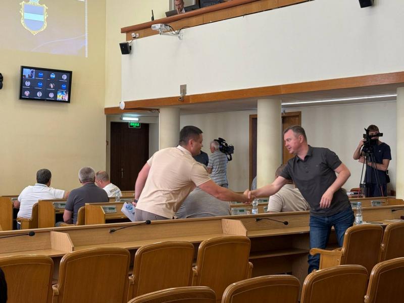 У Кременчуцькій міськраді влаштували «марафон рукостискань»