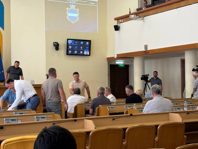 На сесію без дрес-коду: депутати Кременчуцької міськради прийшли у футболках, а Малецький та Порчирян — у білих сорочках