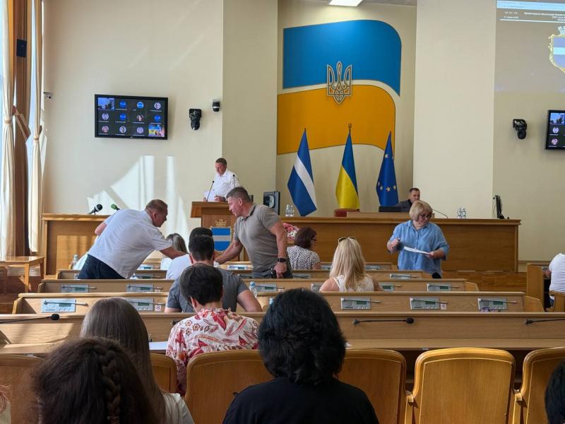 У Кременчуцькій міськраді влаштували «марафон рукостискань»