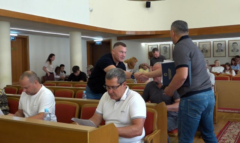 На сесію без дрес-коду: депутати Кременчуцької міськради прийшли у футболках, а Малецький та Порчирян — у білих сорочках