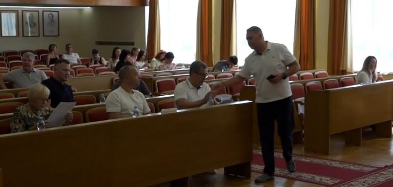 На сесію без дрес-коду: депутати Кременчуцької міськради прийшли у футболках, а Малецький та Порчирян — у білих сорочках