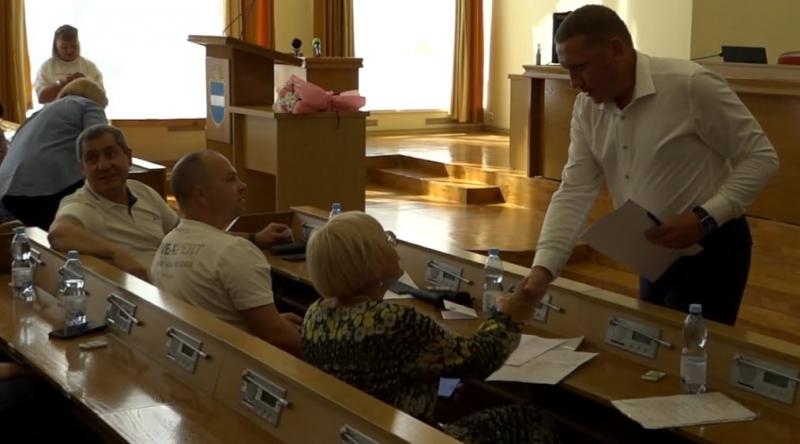 У Кременчуцькій міськраді влаштували «марафон рукостискань»
