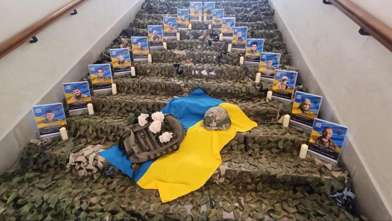 «Герої не вмирають, поки їх пам'ятають»: у Кременчуці родинам полеглих воїнів вручили почесні відзнаки «Захисник України — Герой Кременчука»