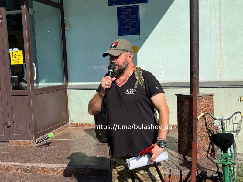 У Кременчуці ветерани та побратими зібралися біля суду на підтримку «Акбара»: що вирішив суд
