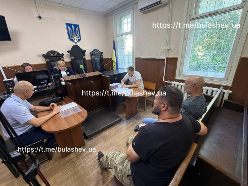 У Кременчуці ветерани та побратими зібралися біля суду на підтримку «Акбара»: що вирішив суд