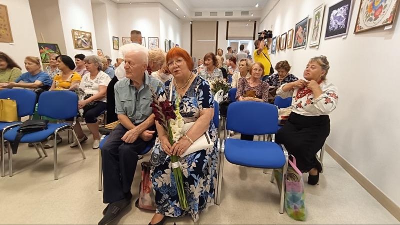 «Все, що я зробила, з великою вдячністю дарую цьому місту»: художниця-переселенка передала Кременчуцькому музею 85 картин