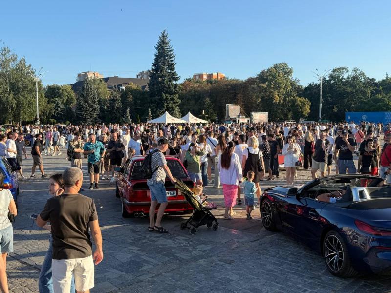 У Кременчуці на площі Перемоги — відбулося автосвято на тисячі людей: чому одним масові заходи можна, а іншим — ні?