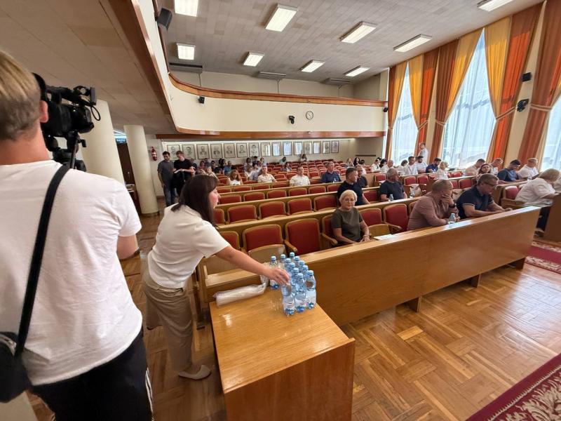 Кава, обійми, телефони та позіхання: що залишилося за кадром сесії Кременчуцької міськради