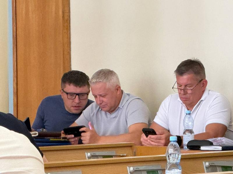 Кава, обійми, телефони та позіхання: що залишилося за кадром сесії Кременчуцької міськради