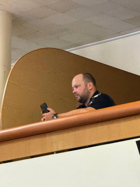Кава, обійми, телефони та позіхання: що залишилося за кадром сесії Кременчуцької міськради